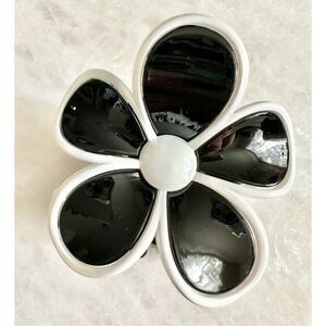 Black and white flower hair claw